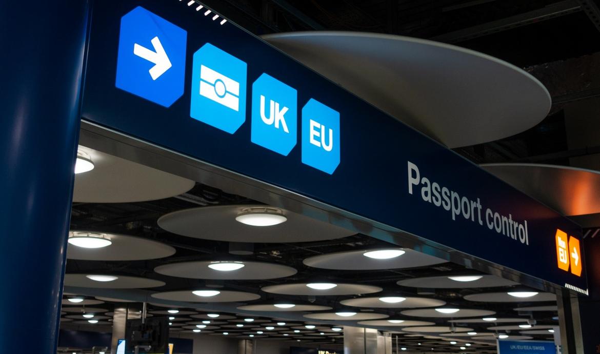 Eingang zur Passkontrolle an einem Flughafen im Vereinigten Königreich