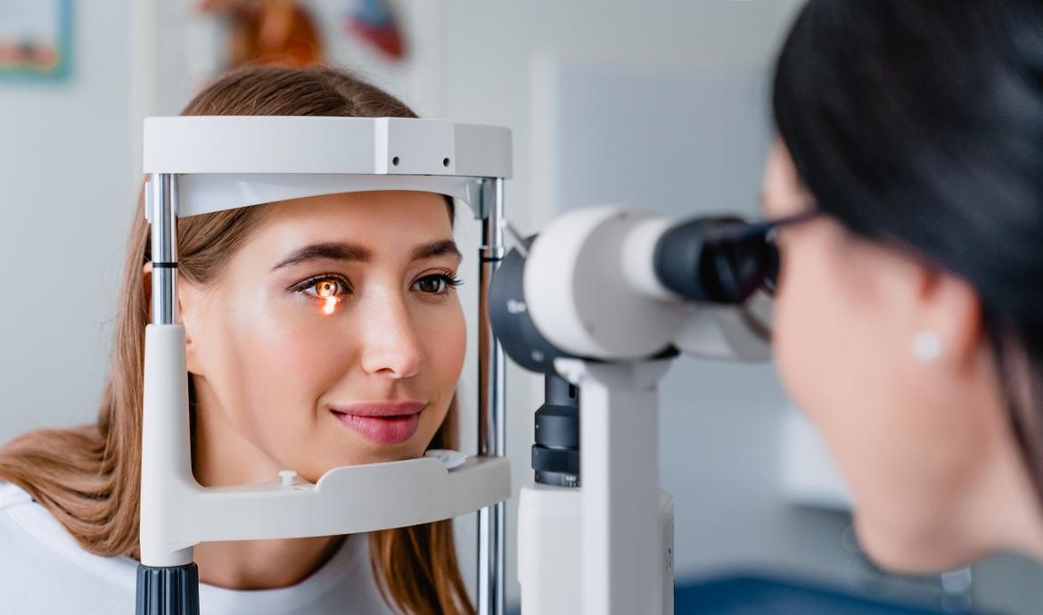 Frau bei einer Augenärztin zur Augenuntersuchung